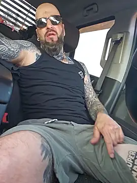 Beardedtattood: απευθείας σέξι σόου στην κάμερα