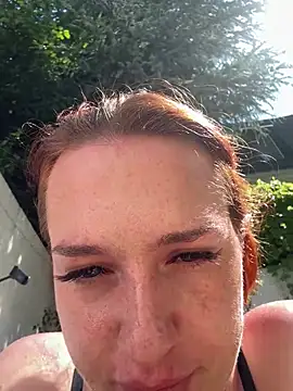 Seks show uživo modela LisaElfy na kameri
