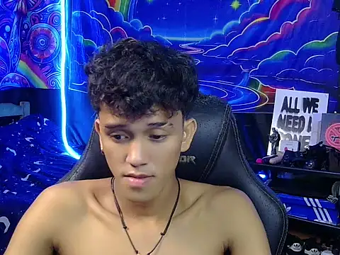Seks show uživo modela hugekenbigcock na kameri