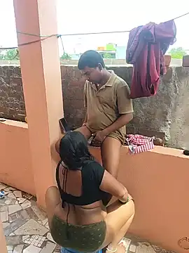 Seks show uživo modela Desicouple1706 na kameri