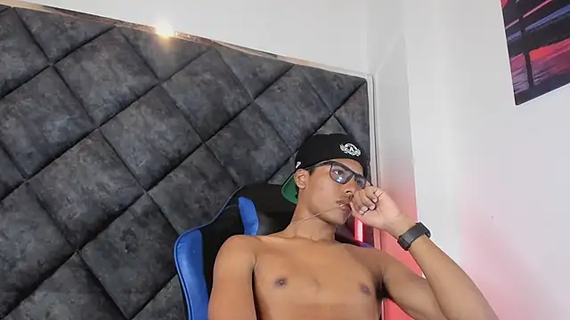 عرض كام LiamKron الجنسي المباشر