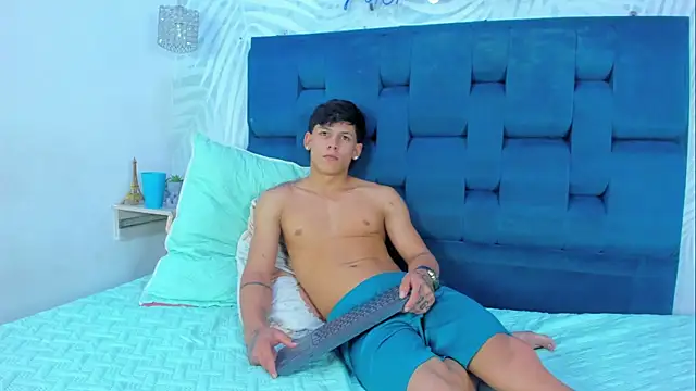 Seks show uživo modela MisterFire na kameri