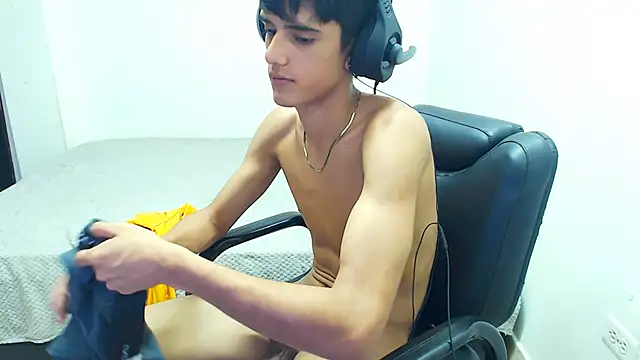 cris_curry (M twink) - show masturbation x5 minutes :)