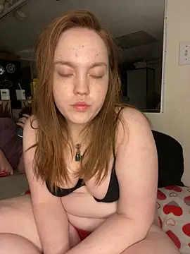 bree4205 (Ask my age) - playing with my pussy 😻