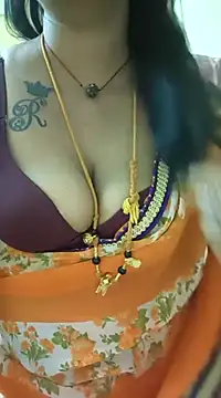 tamilsriyazhini (F milf) - Boobs Show..