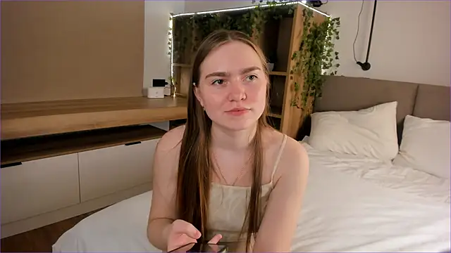 odeliabagge (F teen) - show eye close to cam