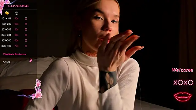 jessi_sun (F teen) - sucking your finger close to the camera