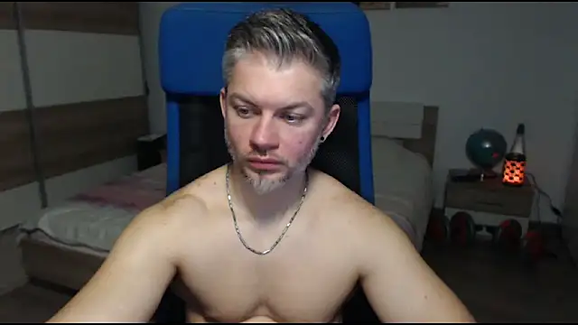 robbyshawz (Ask my age) - Get me naked and playing with my cock!