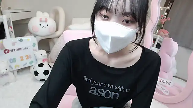 momo_room live cam