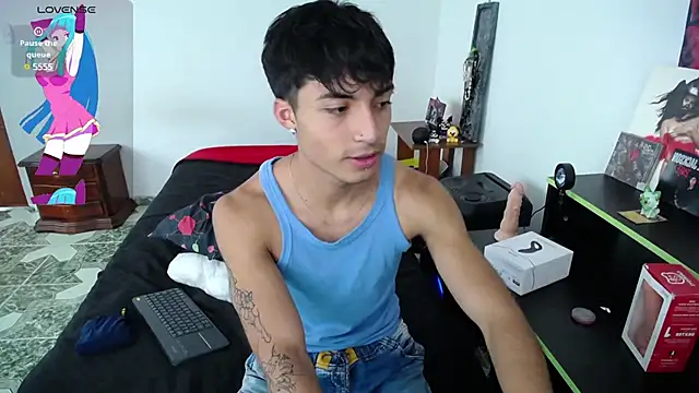 dylan_fun18 (M twink) - flash dick close up