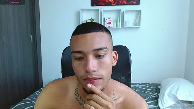 alejo_r1 - Alejo_R1's free webcam - UK Sex Cams