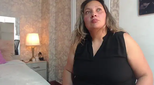 la_monita_milf (F mature) - saliva in the tits