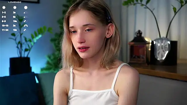 edlinhargus (F teen) - Massage boobs through clothes