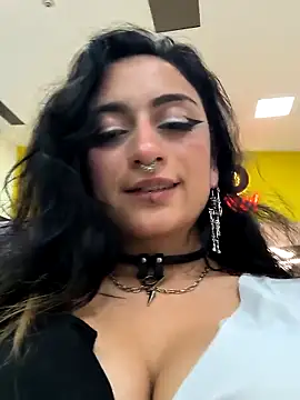 lila_desiree (F young) - Tits out + finger Mouth in mall 💜