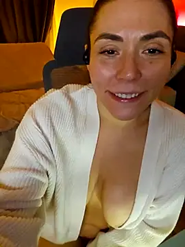 ellie-l-elizabeth (F milf) - Titties in your face