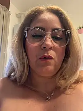 x_elena_x (F mature) - I bite my nipples