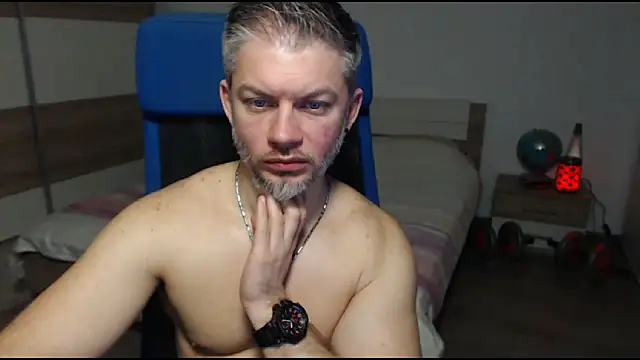 robbyshawz (Ask my age) - Get me naked and playing with my cock!