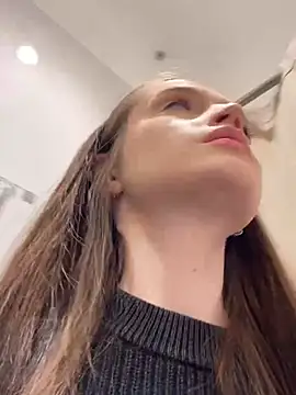 jessi_meow (F teen) - Sucking a dildo in the toilet