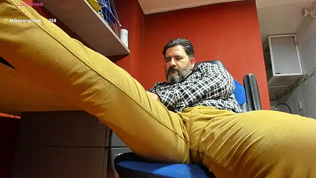 maxi_thebigdaddy (Ask my age) - Naked + Shot Cum