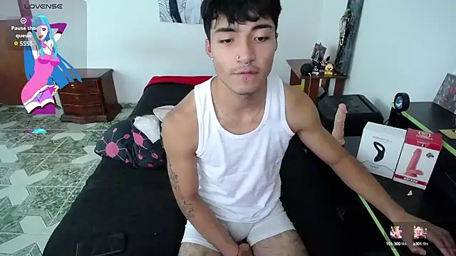 dylan_fun18 (M twink) - flash dick close up