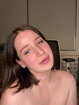 nerdynina's Stripchat show and profile