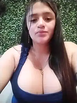 hanna-a (F young) - Off bra+Sucking tits in public