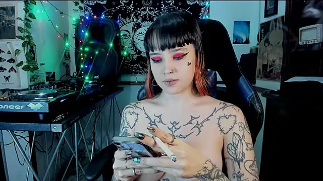 demongirl6666 (F young) - topless 20 min + nip play