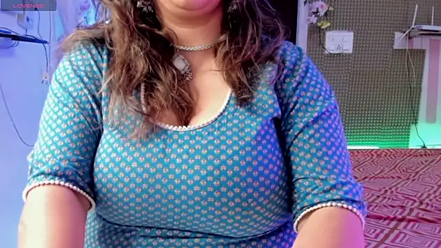 Gulabi_Queen from StripChat is Freechat