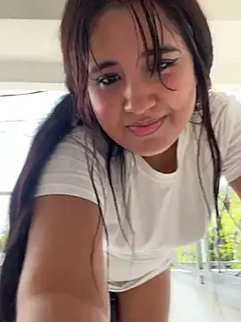 melyescobar (F young) - Show tits and spanks ass