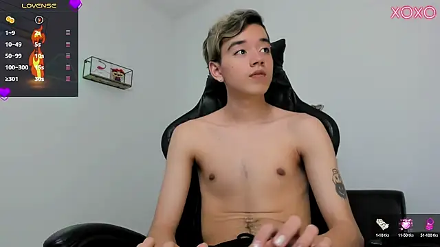 bunny_maxi (M twink) - Naked with hard cock ❤