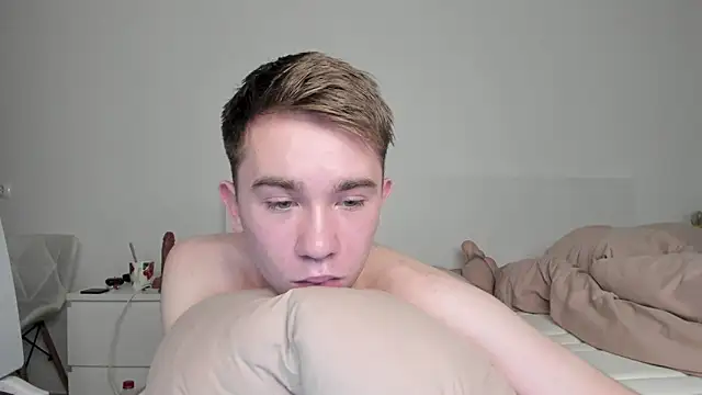 boris_beautifulass (M twink) - put fist in my ass