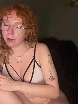 alt_cutie (F young) - small plug in ass + 1 Video