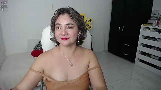 ghada_milf (F mature) - oil on tits and buttocks