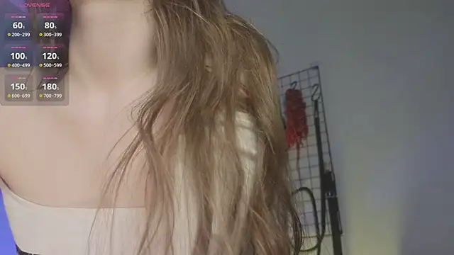 chloe_vixen (F teen) - deeply suck the fingers of saliva on top