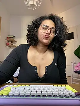 Curvydesifromgermany webcam