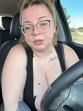 blondiee_x (F young) - Drive topless