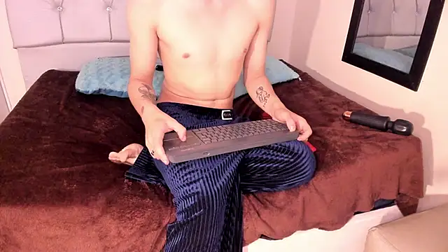 damian18_b (M twink) - Completely naked