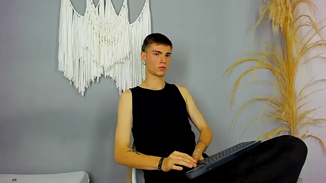 oliver_artt (M twink) - my first explosion cum!!