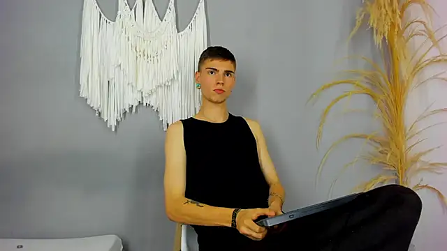 oliver_artt (M twink) - my first explosion cum!!