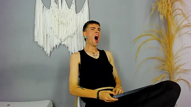 oliver_artt (M twink) - my first explosion cum!!