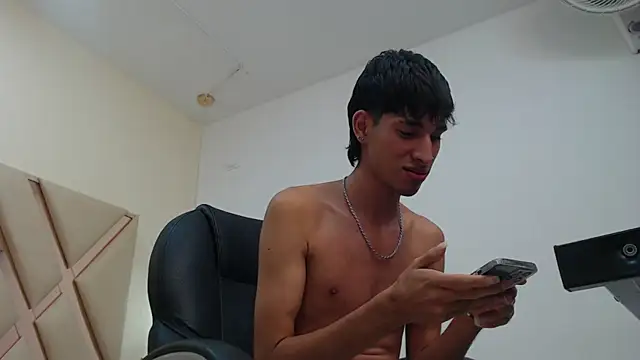 jael19x (M twink) - show cum