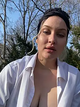 kikiwatson (F teen) - Show boobs in public park