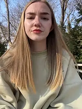 aniemiller (F teen) - play with nipples in park 😋