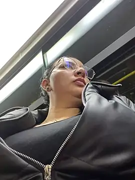 abril_luv (F young) - show boobs in public