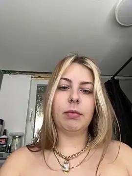 Livewithlucy's Stripchat show and profile