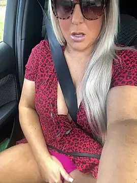 Bustyblondebabe32