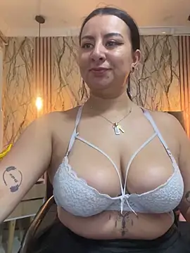 abril_luv (F young) - Show boobs in public