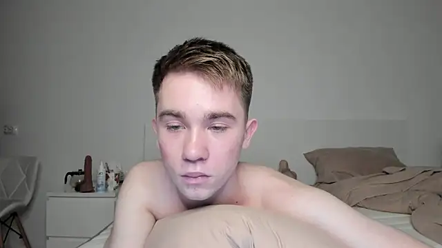 boris_beautifulass (M twink) - put fist in my ass