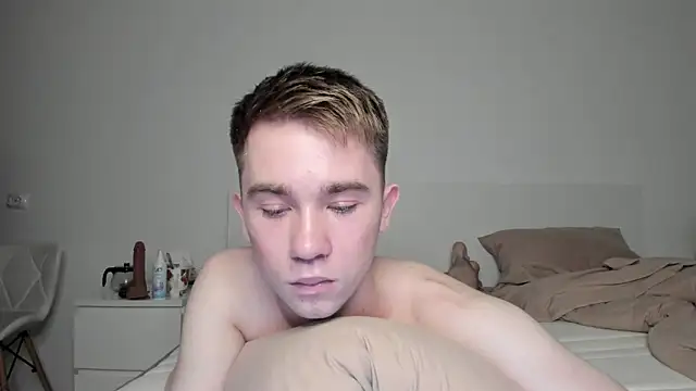 boris_beautifulass (M twink) - put fist in my ass