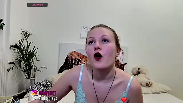 mileygreyx (F teen) - STRIP,BLOWJOB,RIDINGDILDO, MEGA SQUIRT